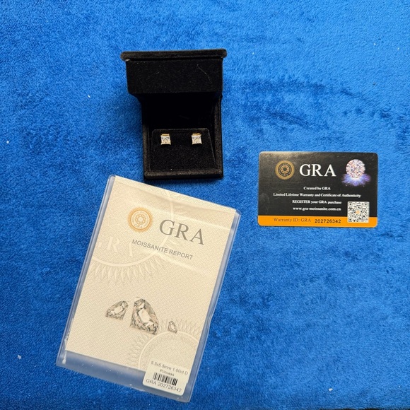 VVS1 Moissanite Earrings | Size 5.5x5.5mm - Gold - Picture 4 of 6